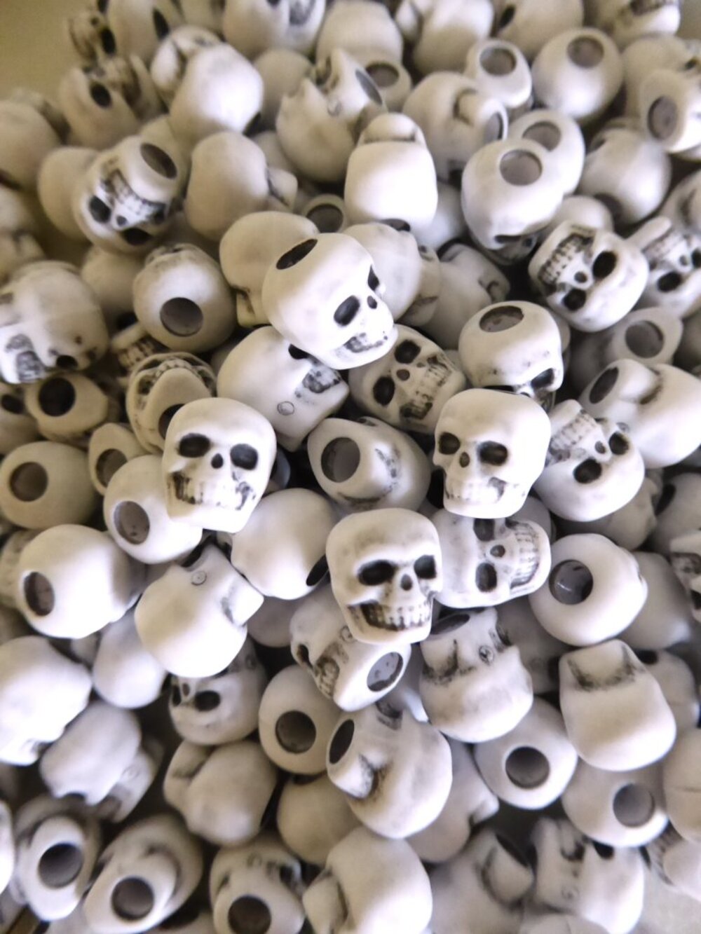 NEW 150 QTY REALISTIC SKULL LOOSE BEADS PLASTIC DIMENSIONAL HALLOWEEN